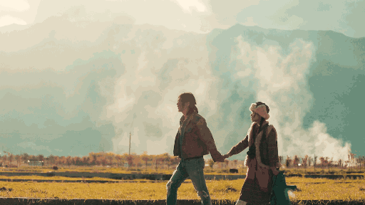 当时,一大群人聚集在塔尔钦, 那里是冈仁波钦转山的起点.