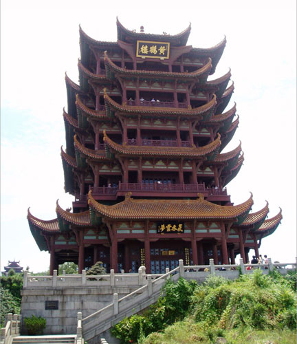 与岳阳楼,滕王阁相比,黄鹤楼的平面设计为四边套八边形,谓之"四面八方